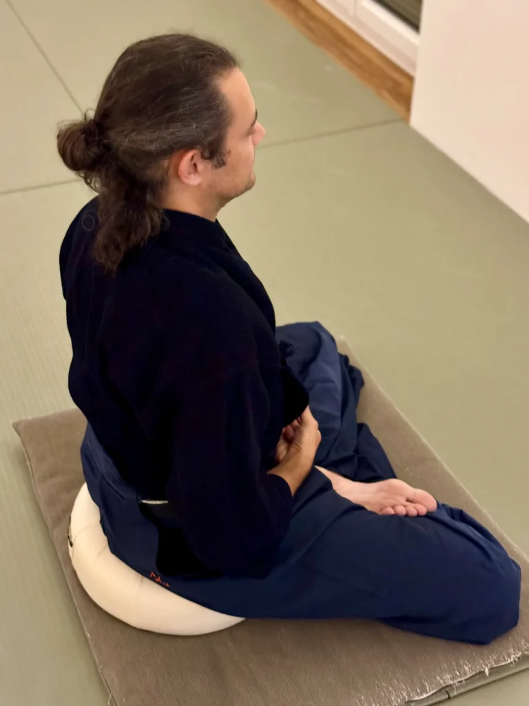 Zazen_Meditation, Meditieren, Meditierender